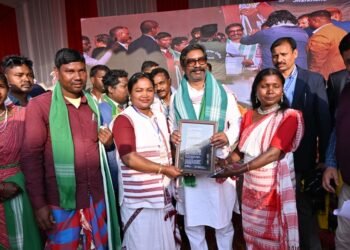 Jharkhand News: मुख्यमंत्री हेमंत सोरेन के असम दौरे से राजनीतिक हलचल तेज, 21वीं आदिवासी महासभा में बोले…