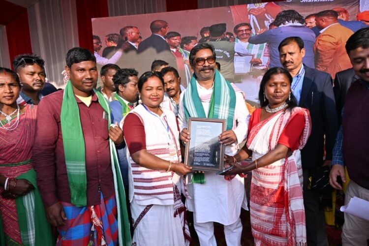 Jharkhand News: मुख्यमंत्री हेमंत सोरेन के असम दौरे से राजनीतिक हलचल तेज, 21वीं आदिवासी महासभा में बोले…