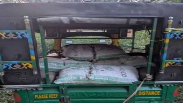 कोडरमा में वन विभाग की रेड से मचा हड़कंप, अवैध ढिबरा लदा टेंपो जब्त
