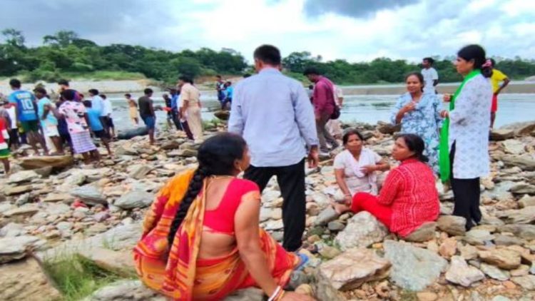 आसंगी चेक डैम के पास बड़ा हादसा-खरकई नदी में डूबने से छात्र की मौत, दूसरा लापता 1 आसंगी चेक डैम के पास बड़ा हादसा-खरकई नदी में डूबने से छात्र की मौत, दूसरा लापता