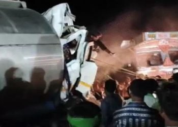 कोडरमा घाटी में ट्रेलर और टैंकर की भयंकर टक्कर-खलासी की दर्दनाक, मौत कई घायल