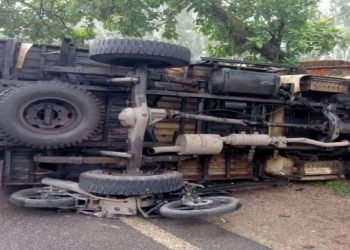 चंदवा में मिनी ट्रक ने बाइक सवार दो युवकों को कुचला, दोनों की मौत