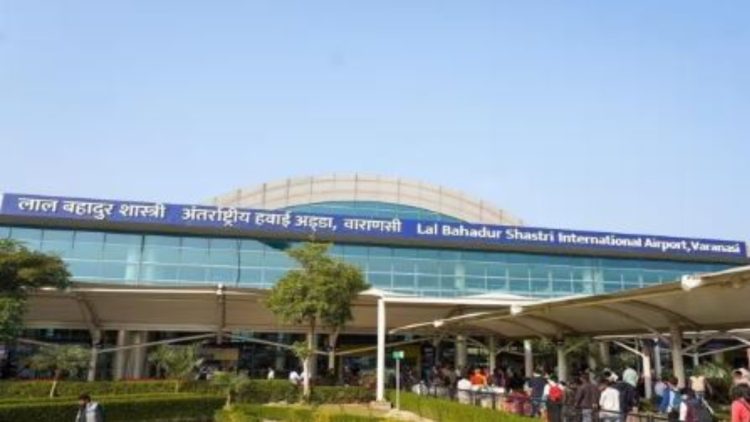Breaking News: वाराणसी एयरपोर्ट पर यात्री से चली गोली, दो कर्मचारी घायल