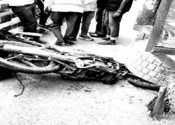 पिठौरिया घाटी में भयंकर सड़क दुर्घटना, ट्रक ने बाइक और कार में मारी टक्कर-2 की मौत कई घायल
