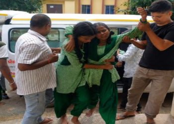 कोडरमा में कस्तूरबा विद्यालय की छात्राओं का भारी प्रदर्शन, कई बेहोश