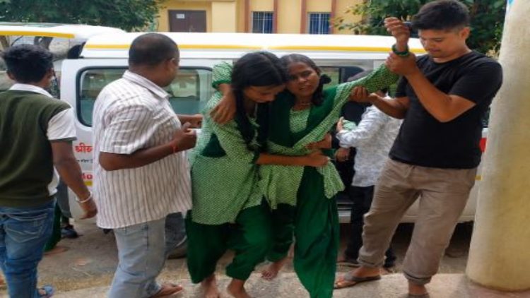 कोडरमा में कस्तूरबा विद्यालय की छात्राओं का भारी प्रदर्शन, कई बेहोश