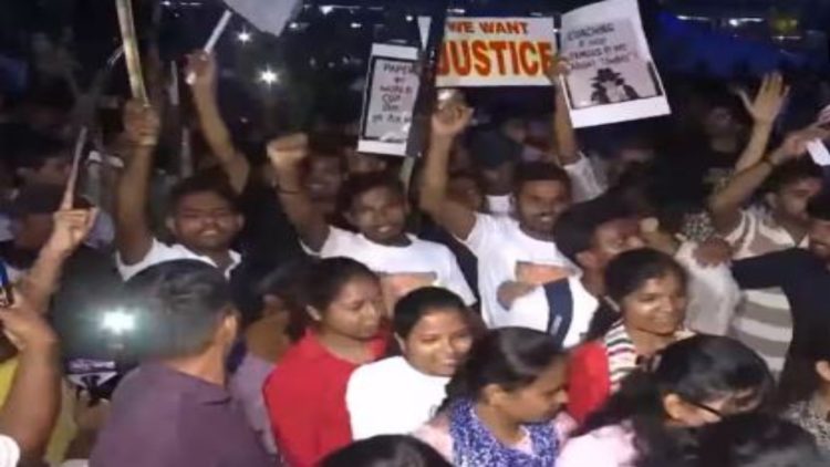 झारखंड के तीन जिलों में 1000 लोगों पर FIR, BJP और JMM आमने-सामने 1 झारखंड के तीन जिलों में 1000 लोगों पर FIR, BJP और JMM आमने-सामने