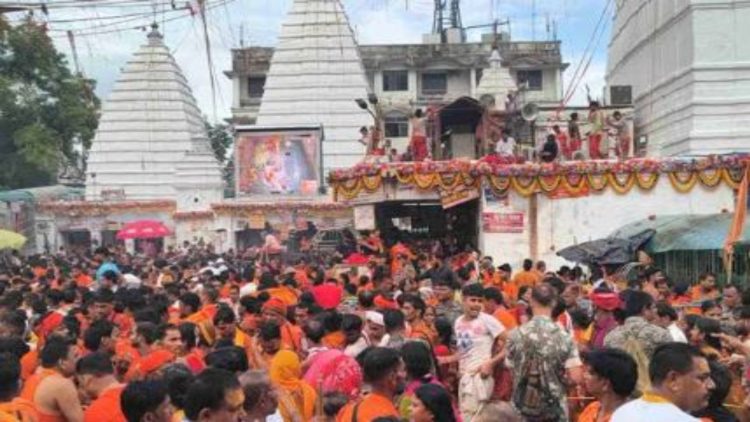 अंतिम सोमवारी पर उमड़ा आस्था का जनसैलाब, बाबा बैद्यनाथ के दर्शन को लंबी कतार
