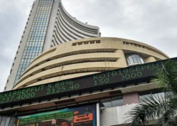 Share Market: शेयर बाजार में गिरावट, सेंसेक्स 200 अंक तक फिसला-TCS और टाटा स्टील में तेजी