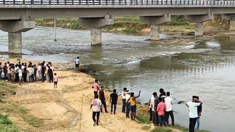 पलामू के बटाने नदी में बहे तीन युवक, एक का शव बरामद दो लापता