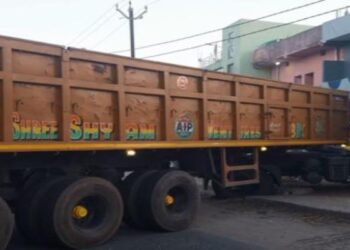 Jharkhand News: भारी ट्रेलर और हाइवा में भयंकर टक्कर, दोनों वाहनों के उड़े परखच्चे