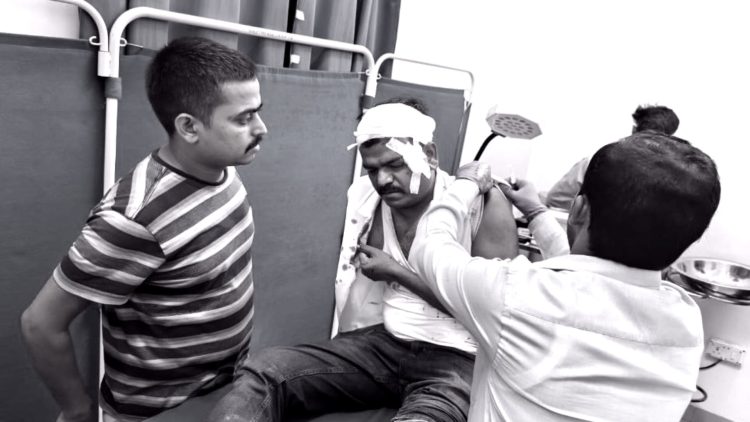 चतरा में आदिवासी महिला से दुष्कर्म के आरोप के बाद बवाल, पुलिस पर हमला-थाना प्रभारी समेत कई घायल 1 चतरा में आदिवासी महिला से दुष्कर्म के बाद बवाल, पुलिस पर हमला-थाना प्रभारी समेत कई घायल