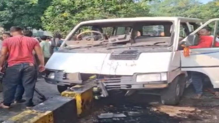 जमशेदपुर: टेल्को में स्कूल वैन डिवाइडर से टकराई-कई बच्चे घायल, दो गंभीर