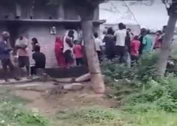 कोडरमा में तीन नाबालिगों को ग्रामीणों ने रंगेहाथ पकड़ा! खंभे से बांधा-पुलिस ने छुड़ाया 4 कोडरमा में तीन नाबालिगों को ग्रामीणों ने रंगेहाथ पकड़ा! खंभे से बांधा-पुलिस ने छुड़ाया