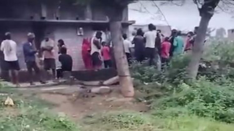 कोडरमा में तीन नाबालिगों को ग्रामीणों ने रंगेहाथ पकड़ा! खंभे से बांधा-पुलिस ने छुड़ाया 1 कोडरमा में तीन नाबालिगों को ग्रामीणों ने रंगेहाथ पकड़ा! खंभे से बांधा-पुलिस ने छुड़ाया