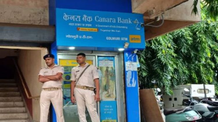 जमशेदपुर: गोलमुरी के केनरा बैंक में हथियार के दम पर दिनदहाड़े लाखों की लूट 1 जमशेदपुर: गोलमुरी के केनरा बैंक में हथियार के दम पर दिनदहाड़े लाखों की लूट