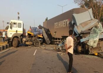 Dhanbad News: महेशपुर मोड़ हाईवे पर कंटेनर ट्रेलर से टकराया-चालक गंभीर, घंटों ठप रहा यातायात