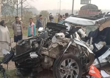 Dhanbad News: तेलमोचो पुल के पास कार–ट्रक में भयंकर भिड़ंत-एक की मौत, एक गंभीर