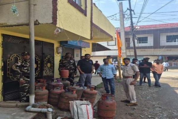 Ranchi News: मोरहाबादी में चल रही थी गैस की कालाबाजारी, पुलिस ने मारा अचानक छापा