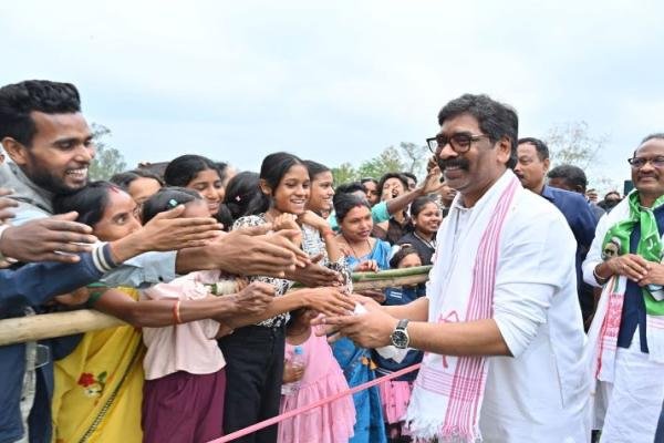 मजदूरी नहीं, सम्मान चाहिए-CM Hemant Soren ने चाय बगान में भरी हुंकार