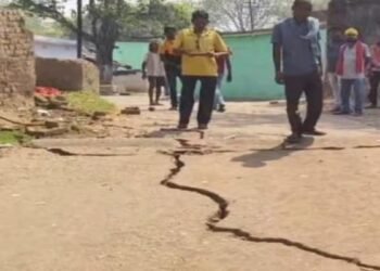 Dhanbad News: धनबाद में फिर भू-धंसान से अफरा-तफरी, ग्रामीणों ने किया हंगामा