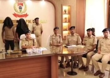 Dhanbad News: धनबाद में दिनदहाड़े गैंगवार का खुलासा, हथियार के साथ दो अपराधी गिरफ्तार