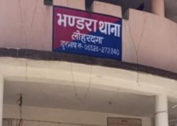 लोहरदगा में सनकी युवक ने पिता और पत्नी को कुल्हाड़ी से काट डाला, बेटी गंभीर