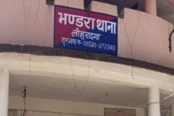 लोहरदगा में सनकी युवक ने पिता और पत्नी को कुल्हाड़ी से काट डाला, बेटी गंभीर