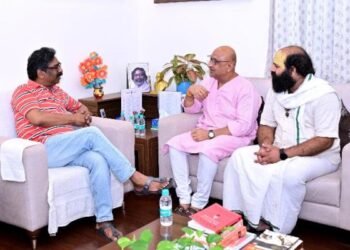 CM Hemant Soren से श्री राम जानकी तपोवन मंदिर रांची के सदस्यों ने की मुलाकात