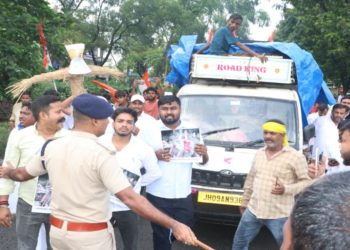 भाजपा कार्यालय बना पुलिस छावनी, पुतला दहन को लेकर कांग्रेस-भाजपा कार्यकर्ताओं में नोकझोंक