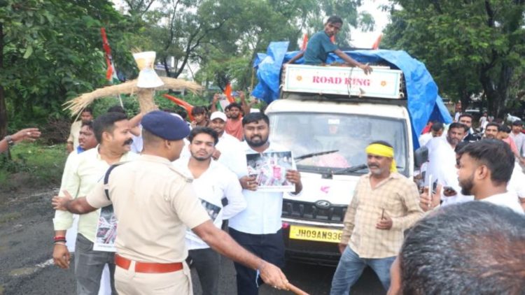 भाजपा कार्यालय बना पुलिस छावनी, पुतला दहन को लेकर कांग्रेस-भाजपा कार्यकर्ताओं में नोकझोंक 1 भाजपा कार्यालय बना पुलिस छावनी, पुतला दहन को लेकर कांग्रेस-भाजपा कार्यकर्ताओं में नोकझोंक