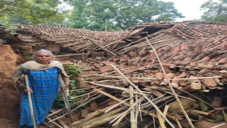 बुढ़मू में 48 घंटे से बारिश का कहर, कई कच्चे मकान पूरी तरह गिरे 1 बुढ़मू में 48 घंटे से बारिश का कहर, कई कच्चे मकान पूरी तरह गिरे