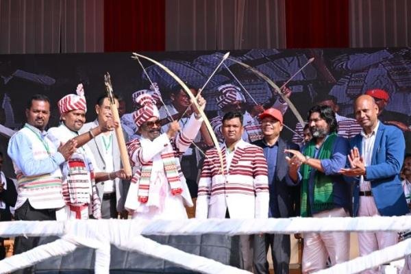 Jharkhand News: असम के तिनसुकिया में”21वीं आदिवासी महासभा-2026″ में शामिल हुए सीएम हेमंत सोरेन