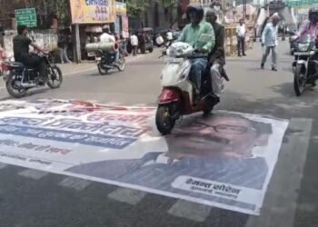 Dhanbad News: सीएम की तस्वीर वाले होर्डिंग से छेड़छाड़ पर कार्रवाई की मांग