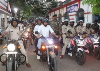 Dhanbad News: राम नवमी को लेकर धनबाद में हाई अलर्ट, कंट्रोल रूम से निकला भव्य फ्लैग मार्च