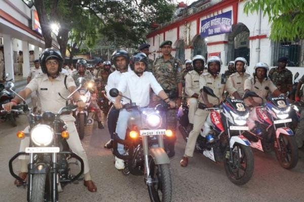 Dhanbad News: राम नवमी को लेकर धनबाद में हाई अलर्ट, कंट्रोल रूम से निकला भव्य फ्लैग मार्च