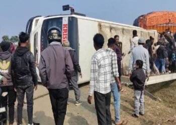 Dumka News: रामपुर के पास यात्री बस और ट्रक में जोरदार टक्कर