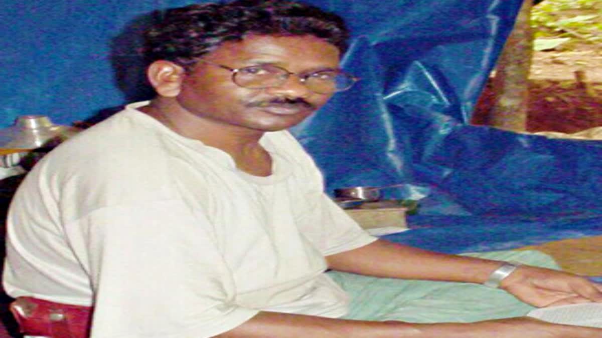 Misir Besra Profile: कटहल पेड़ के विवाद से कैसे बना मिसिर बेसरा खूंखार नक्सली कमांडर, जानिए पूरी कहानी 2 Maoist Misir Besra profile