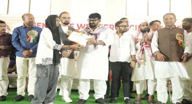 रांची के हज हाउस में 330 मेधावी मुस्लिम छात्र सम्मानित, टॉपर्स को मिला नकद पुरस्कार और लैपटॉप 1 रांची के हज हाउस में 330 मेधावी मुस्लिम छात्र सम्मानित, टॉपर्स को मिला नकद पुरस्कार और लैपटॉप