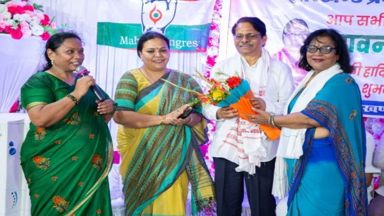 झारखंड महिला कांग्रेस के सावन महोत्सव में जुटीं महिलाएं, दीपिका पांडेय सिंह बोलीं-संस्कृति से जुड़ाव जरूरी 1 झारखंड महिला कांग्रेस के सावन महोत्सव में जुटीं महिलाएं, दीपिका पांडेय सिंह बोलीं-संस्कृति से जुड़ाव जरूरी
