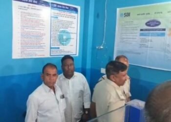 Dhanbad News: टुंडी में दिनदहाड़े लूट-पिस्टल की नोक पर SBI ग्राहक सेवा केंद्र से लूटकांड