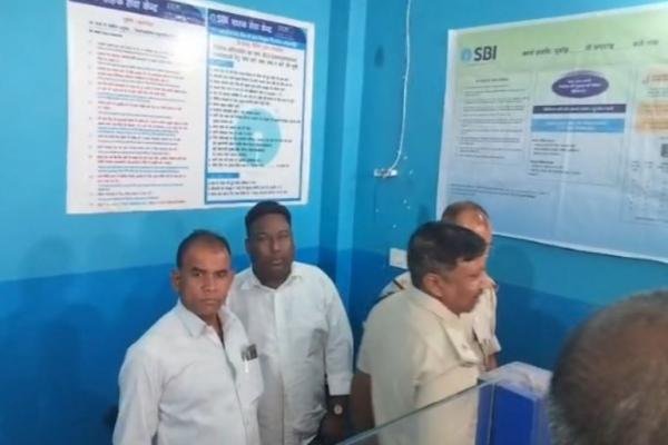 Dhanbad News: टुंडी में दिनदहाड़े लूट-पिस्टल की नोक पर SBI ग्राहक सेवा केंद्र से लूटकांड