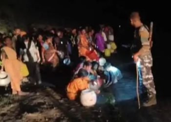 कोडरमा में बाल्टी-बर्तन लेकर लूटने की मची होड़, जाने क्या है पूरा मामला