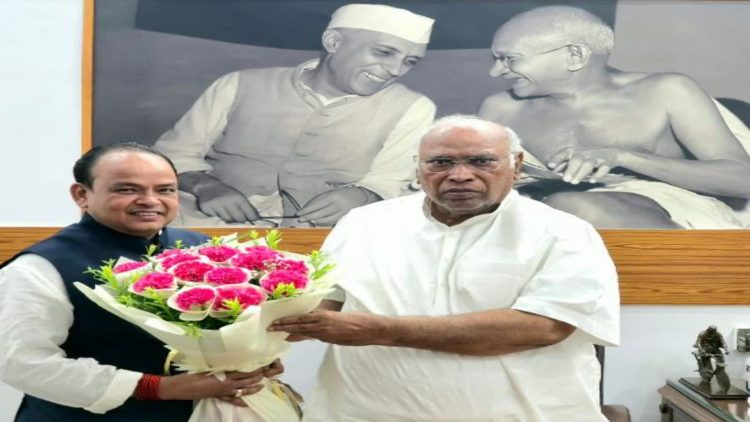 दिल्ली में मल्लिकार्जुन खड़गे से मिले मंत्री इरफान अंसारी, RIMS-2 समेत स्वास्थ्य योजनाओं पर हुई चर्चा