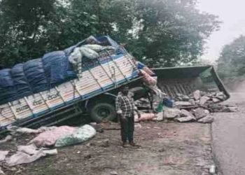 कोडरमा घाटी में बड़ा हादसा टला, कुरकुरे लदे वाहन का हाईवा से जोरदार टक्कर