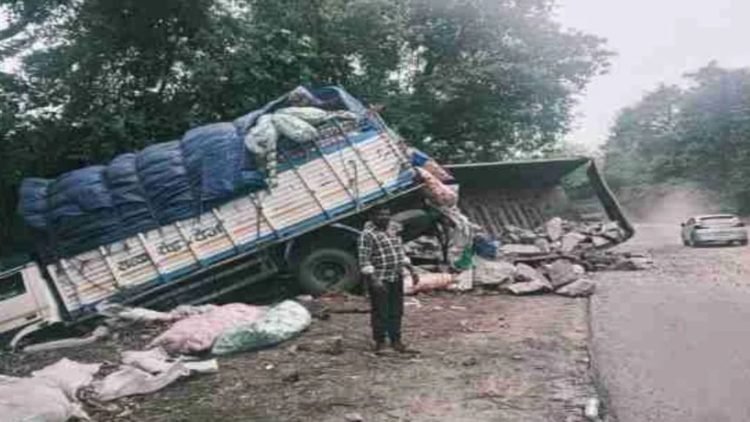 कोडरमा घाटी में कुरकुरे लदे वाहन और हाईवा में जोरदार टक्कर
