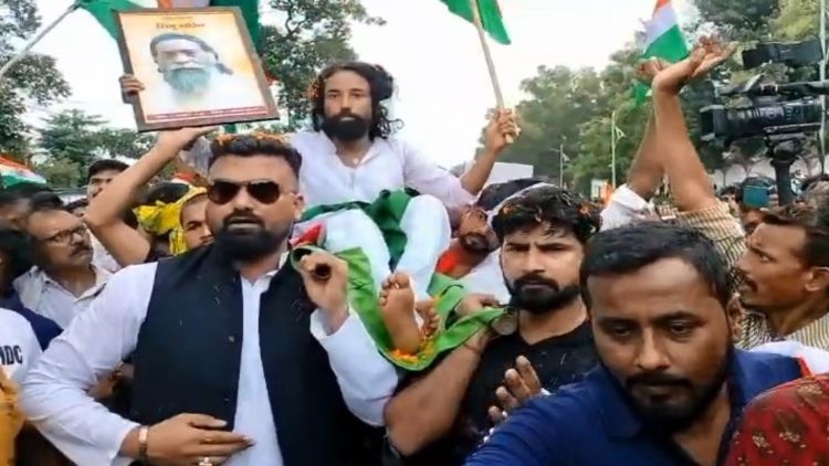 JSSC-JPSC Protest: 9 दिनों से अनशन, फिर भी एंबुलेंस से कंधे पर आंदोलन में शामिल हुए देवेन्द्र नाथ महतो