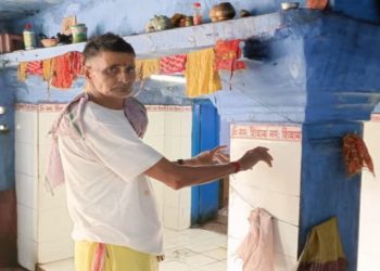 पुजारी फूल लेने निकले पीछे से शिव मंदिर से दान पेटी ले उड़े चोर