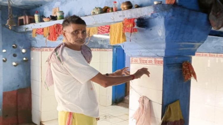 पुजारी फूल लेने निकले पीछे से शिव मंदिर से दान पेटी ले उड़े चोर