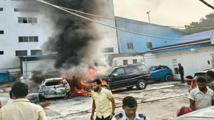रांची के कोकर में टाटा मोटर्स के वर्कशॉप में लगी भीषण आग, 9 वाहनें जलकर खाक